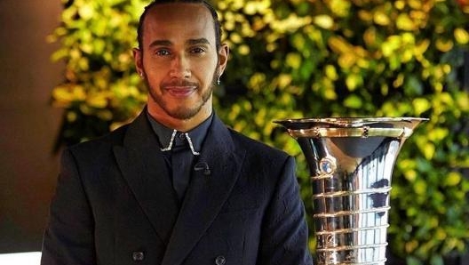 Lewis Hamilton con il trofeo per il vincitore del titolo mondiale F1 (foto @lewishamilton)