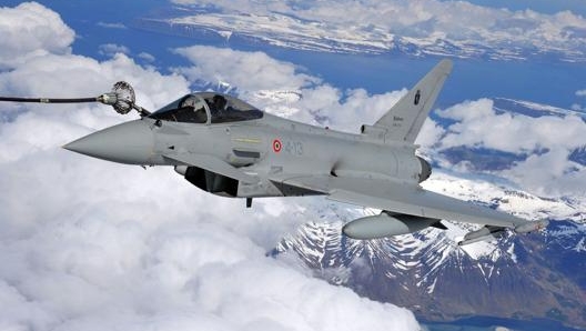 Un Eurofighter del 4° Stormo esegue un rifornimento in volo. Aeronautica Militare