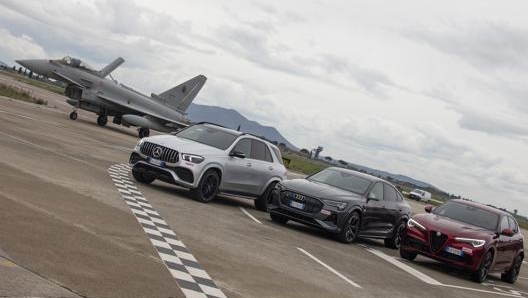 L’Eurofighter Typhoon con Alfa Romeo Stelvio Quadrifoglio, Audi e-tron S Sportback e Mercedes Gle 53 Coupé