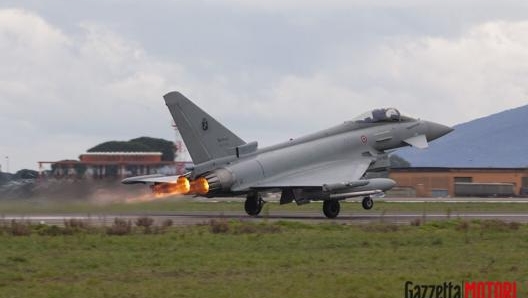 La specialità dell’Eurofighter è il cosiddetto scramble: il Typhoon può arrampicarsi fino a 10 mila metri di altitudine in soli 3 secondi