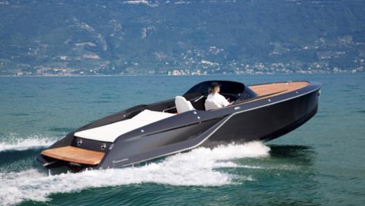 Un runabout Frauscher sul Garda: il cantiere austriaco è all’avanguardia nella produzione di barche elettriche