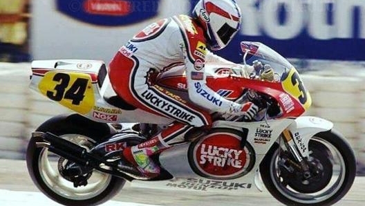 Il grande Kevin Schwantz alla guida della sua Suzuki 500