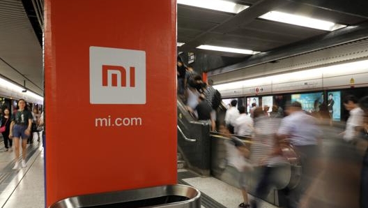 Un pannello Xiaomi nella metropolitana di Hong Kong. Ap