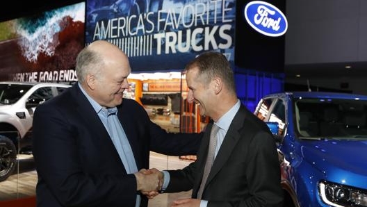 L’ex presidente e Ceo di Ford Jim Hackett e il Ceo di Volkswagen Herbert Diess a Detroit a gennaio 2020. Ap