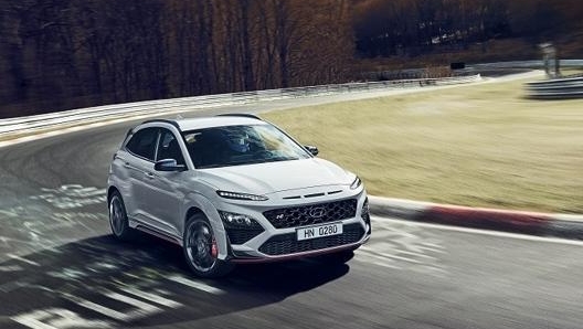 Hyundai Kona N monta il motore turbo benzina da 2 litri e 280 Cv, abbinato al cambio automatico 8 rapporti e alla trazione anteriore