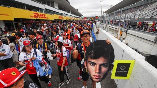 Gli appassionati fan giapponesi al paddock di Suzuka. Epa