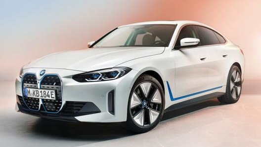 Il frontale della Bmw i4, berlina elettrica