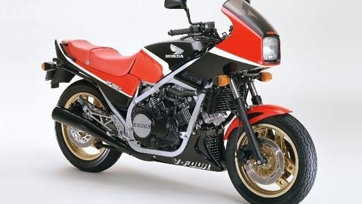 La Honda Vfr 750 del 1982 è stata la prima moto stradale equipaggiata con V4