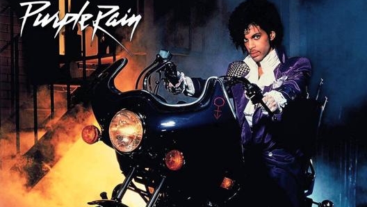 La copertina di Purple Rain con prince in  sella lla Honda CM400A