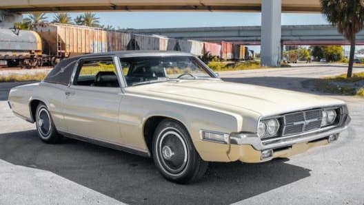 Una Ford Thunderbird del 1969 simile a quella utilizzata nel video Alphabet St.