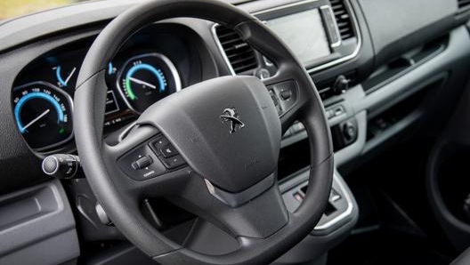 Labitacolo del Peugeot e-Expert con lo schermo touch al centro della plancia