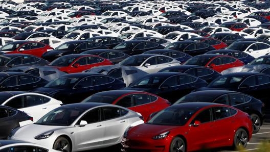 Un piazzale con decine di Tesla Model 3 in attesa della consegna ai clienti