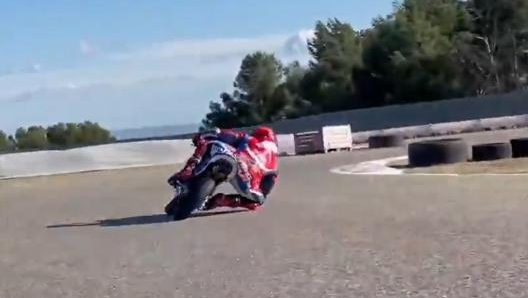 Marquez di nuovo in sella con una minimoto all’interno di un piccolo circuito