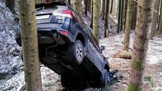 Un'altra prospettiva della Subaru dei carabinieri appoggiata allalbero a Camaldoli, in provincia di Arezzo