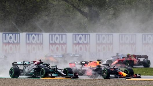 La partenza di Imola con la spallata di Jos Verstappen, 23 anni a Lewis Hamilton, 36 AP