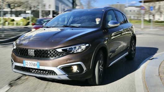 Fiat Tipo Cross con motore da un litro e 100 cavalli ha una velocità massima di 183 km/h