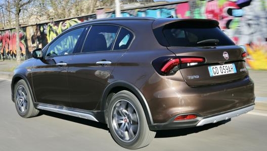 Fiat Tipo Cross con motore da 100 cavalli consuma 5,7-5,8 litri di benzina ogni 100 chilometri