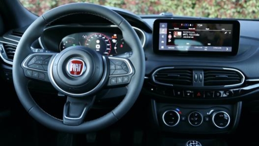 Il volante multifunzione di Fiat Tipo Cross