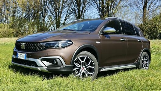 Fiat Tipo Cross in colorazione bronzo Magnetico e cerchi in lega da 17 pollici. Foto: G. Masperi