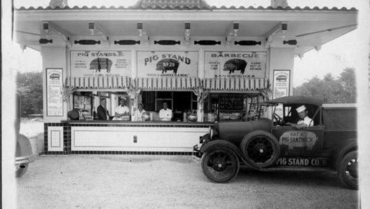 Il primo ristorante drive in della storia: il Kirby Pig Stand che apri nel 1921