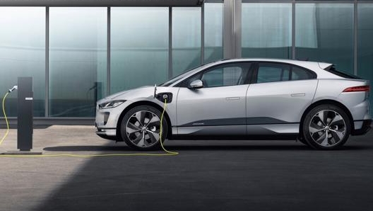 La Jaguar I-Pace nasce su una piattaforma dedicata esclusivamente alla mobilità elettrica, con batterie sotto il pianale e più spazio per passeggeri e bagagli