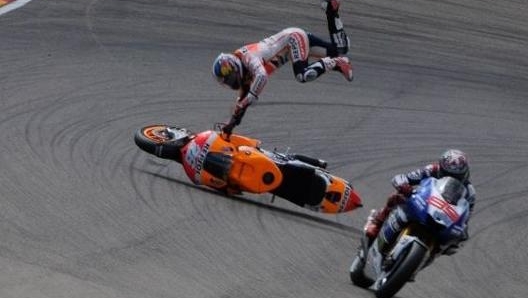 Dani Pedrosa catapultato in aria dalla sua Honda dopo il contatto con Marquez