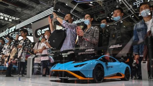 Visitatori incantati dalla Lamborghini. Afp