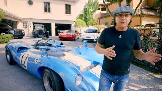 Il frontman degli AC/DC possiede tra le alte anche una Lola T70 Mk.1