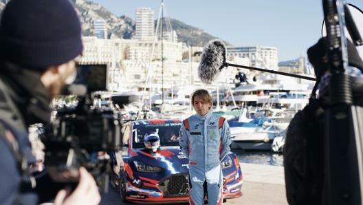 Il pilota brasiliano Augusto Farfus a Montecarlo durante le riprese delle mini-serie web