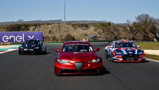 La Giulia Etcr by Romeo Ferraris, con la Cupra e-Racer e la Hyundai Veloster N Etcr durante i test della serie Pure Etcr a Vallelunga nel marzo 2021