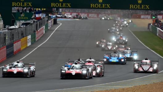 Vetture in azione alla 24 Ore di Le Mans. Afp