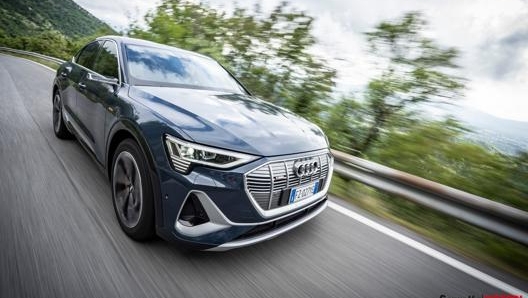 Audi e-tron Sporback misura 4,901 metri in larghezza e 2,043 metri in larghezza