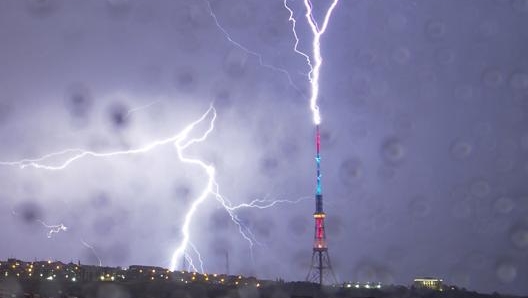 Un temporale si abbatte su Yerevan in Armenia. Ap