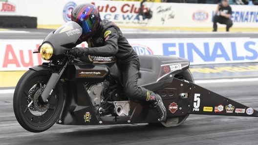 Un dragster su base Harley-Davidson