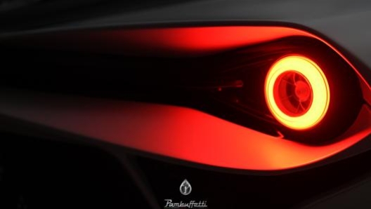 La firma luminosa dell’hypercar