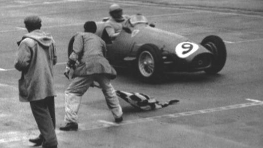 Froilan Gonzalez vince a Silverstone nel 1954. Ap