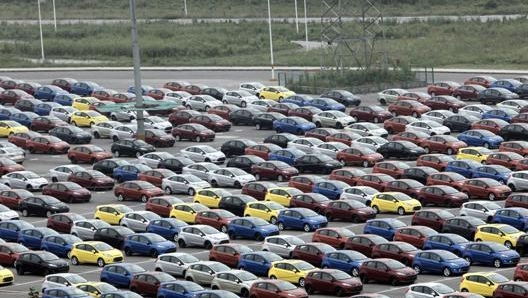 La crisi del chip rischia di bloccare le catene di montaggio dei maggiori produttori di automobili del mondo