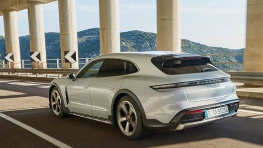 La Porsche Cross Turismo affascina per il suo stile off-road