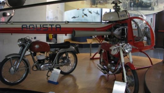 Moto ed elicotteri nella collezione del Museo Agosta di Cascina Costa in provincia di Varese