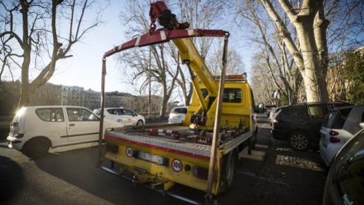 Un carro attrezzi in azione. Ansa