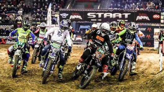 La partenza di una gara di SuperEnduro