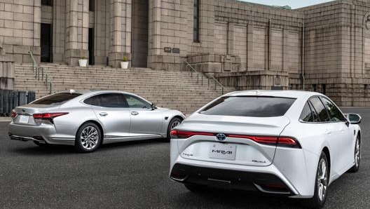 A sinistra la Lexus LS (grigia), a destra la Toyota Mirai (bianca)