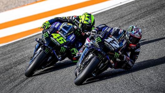 Maverick con Valentino Rossi, che il prossimo anno non sarà più il suo compagno