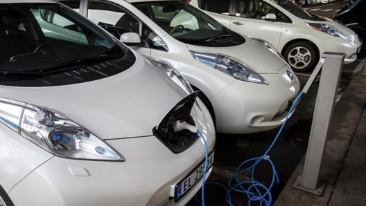 Auto elettriche sotto carica