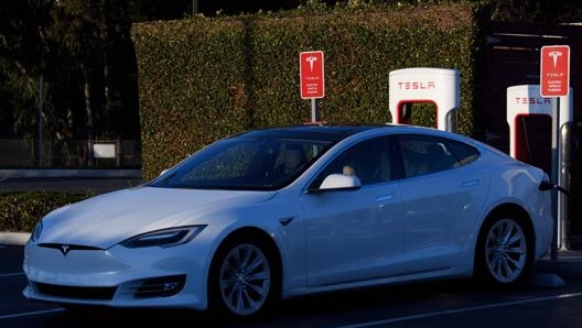 Una Tesla sotto carica