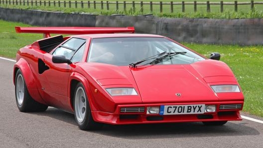 Una Lamborghini Countach con il vistoso alettone posteriore