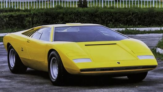 “Countach” è una espressione piemontese, scappata a qualcuno alla vista dell’auto. Da qui il nome di questa Lamborghini