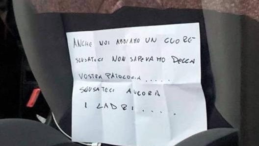 Il biglietto di scuse lasciato dai ladri all'interno dell'auto. Ansa