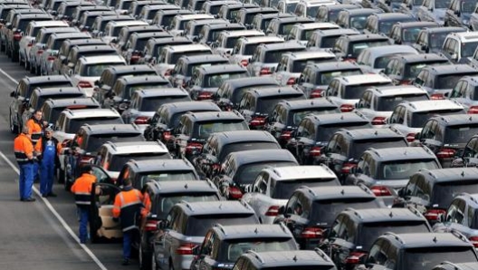 Auto pronte per essere trasportate nei concessionari in Germania. Epa