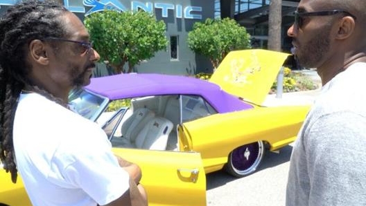 Con Kobe Bryant: nel 2016 gli regalò la Pontiac Parisienne visibile in foto, con i colori dei Lakers